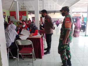 Babinsa Dan Bhabinkamtibmas Berikan Pendampingan Penyaluran Dana PKH