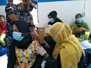Tim Vaksinator TNI AL Lanal TBA Lanjutkan Serbuan Vaksinasi di Daerah Pedalaman