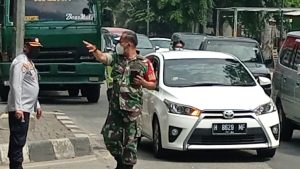 Kasatpel Cengkareng Surahman Dan Kanit Lantas Iptu ArifinTerus Mengurai Kemacetan Lalu Lintas
