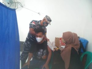 Serbuan Vaksinasi Tim Nakes TNI AL Lanal TBA Terus Berlanjut