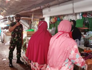 Keliling Pasar Tradisional, Ini Yang Dilakukan Babinsa Koramil 17/Sidoharjo