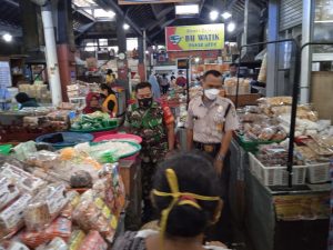 Jelang Nataru, Babinsa Sudiroprajan Gencarkan Himbuan Prokes dan PPKM di Kota Solo
