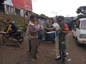 Babinsa Patroli Protkes, Ajak Warga Selalu Pakai Masker