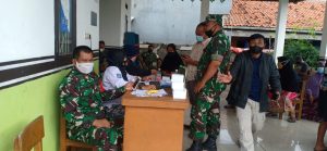 Koramil 06/Cakung Bersama Tiga Pilar Kel. Cakung Timur Sasar RW.07 Pastikan Warga Tervaksin
