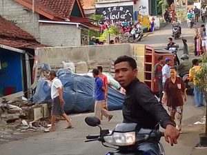 Truk Muatan Semen Terguling di Desa Lewi Mekar Bogor