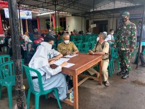 Dukung Tercapainya Herd Immunity, Babinsa Koramil 14/Jatisrono Terus Dampingi Vaksinasi Covid-19
