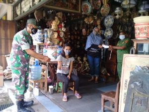 Bagikan Masker Gratis, Cara Jitu Babinsa Kelurahan Keprabon Dalam Mencegah Penyebaran Covid-19