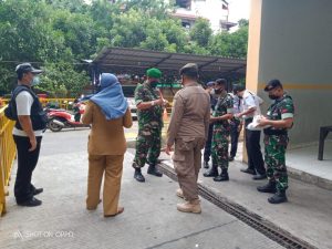Cegah Penyebaran Covid-19, Sosialisasi PPKM dan Pembagian Masker Gencar Dilaksanakan Babinsa Koramil 02/TB