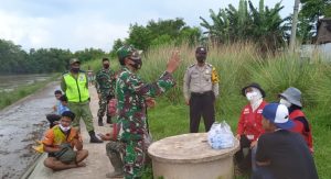 Terapkan PPKM, Babinsa Koramil 04/Jebres Bersama Bhabinkamtibmas Laksanakan Patroli Bersama