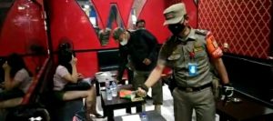 Melanggar PPKM, Satpol PP Kecamatan Kebon Jeruk Menyegel Tempat Hiburan Malam
