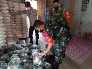 TNI Polri Dampingi Penyaluran Sembako Di Desa Trosobo