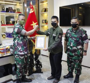 Kadislitbangad Berikan Sertifikasi Prototipe Stand Body Loading/Unloading Helikopter Bell 412 ke Hercules C-130