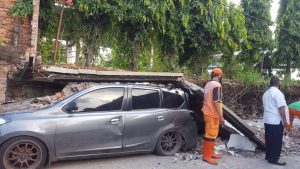 Tembok Sisi Pom Bensin Pesing Lama Roboh, Satu Mobil Tertimpa