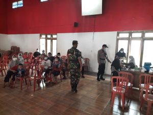 Babinsa Bangsri Dampingi Warga Terima Vaksin Covid-19