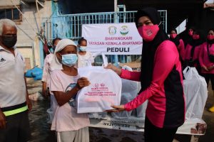 Rombongan Ibu Bhayangkari Memberikan Bantuan Ke Warga Muara Angke yang Terdampak Banjir