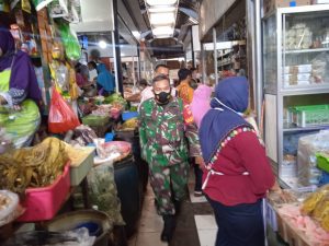 Beri Himbuan Prokes Dan PPKM Babinsa Gencar Sambangi Pasar Jelang Nataru