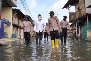 Polsek Sunda Kelapa Distribusikan 300 Nasi Kotak Untuk Warga Sekitar