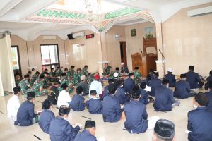 Doa Bersama Dan Santunan Anak Yatim di Masjid Al-Fattah Korem 051/WKT