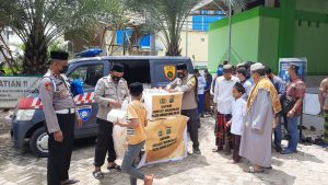 Jumat Barokah Polsek Saka Bagikan Ratusan Makanan Siap Saji untuk Warga