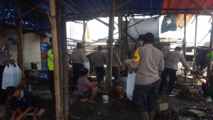 Polres Pelabuhan Tanjung Priuk Berikan 300 Bantuan Nasi Kotak Siap Saji