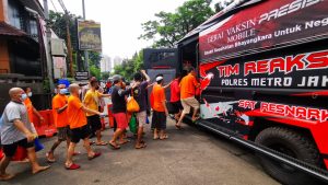 Satreskrim Narkoba Polres Metro Jakarta Barat Menyerahkan 17 Tersangka Ke Rutan Salemba Jakarta Pusat