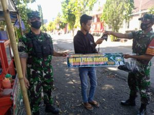 Anggota Koramil Puhpelem Terus Berikan Himbauan Protkes Kepada Warga Diwilayah