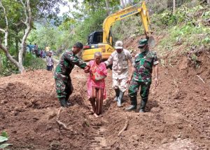 Sigap !! Danramil Dan Babinsa Hargantoro Bantu Lansia Lewati Jalan Putuskan Penghubung Antar Dusun