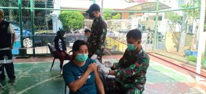 Komsos dan Kerjasama Koramil 04/Pulogadung Dengan RW.08 Kel. Jati Tingkatkan Pencapaian Herd Immunity Tingkat