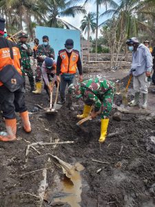 Prajurit TNI AD Tanpa Kenal Lelah Cari Korban dan Evakuasi Warga Terdampak Musibah Gunung Semeru