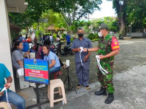 Babinsa Kampung Baru Berikan Himbauan PPKM Level 2 Dan Bagikan Masker Kepada Jemaat Gereja
