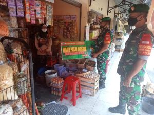 Kunjungi Pasar, Personil Koramil 10/Wuryantoro Berikan Himbauan 5M
