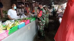 Tertipkan Prokes Covid-19, Babinsa Kelurahan Banjarsari Sambangi Pasar Joglo