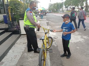 Anggota Satlantas Taman Sari Jakarta Barat Mengantarkan Seorang Anak Yang Terpisah Dengan Orang Tuanya Saat Bersepeda