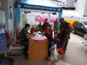 Danramil 02/TB Pantau Serbuan Vaksinasi TNI Dari Kodim 0503/JB di Kelurahan Jembatan Lima