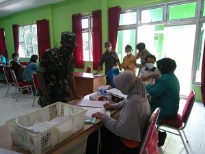 Babinsa Koramil 16/Jatiroto Bersama Bhabinkamtibmas Dampingi Pelaksanaan Vaksinasi