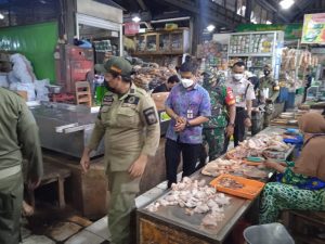Babinsa Satpol PP dan Satpam Gelar Operasi Yustisi Penertiban Penggunaan Masker di Pasar