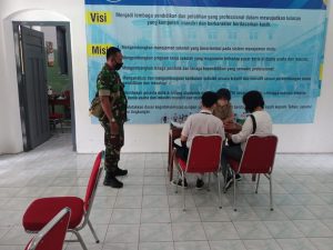 Babinsa Tegalharjo Pantau Penerapan Prokes Pada Pendaftaran Siswa Baru di SMK Kristen