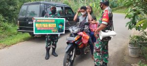 Selain Berikan Himbauan, Koramil 23/Karangtengah Juga Bagikan Masker Saat Gelar Ops Gakplin Protkes