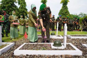 Jelang Peringati Hari Juang TNI AD Tahun 2021, Korem 071/Wijayakusuma Ziarah Makam Pahlawan