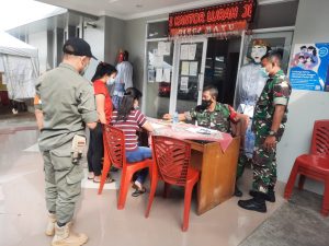 Danramil 02/TB Pantau Serbuan Vaksinasi TNI Dari Kodim 0503/JB di Jembatan Lima