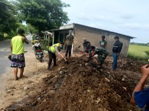 Polsek Tambelang Gelar Kegiatan Sinergitas Tiga Pilar Bersama Babinsa Berupa Gotong Royong Pembuatan Poskamling Di Wilkum Polsek Tambelang