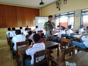 Babinsa Koramil 14/Jatisrono Sampaikan Materi PPBN Kepada Pelajar SMK 2 Pancasila