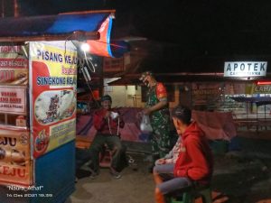 Patroli Malam Koramil 08/Giriwoyo, Ajak Warga Selalu Memakai Masker