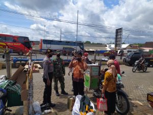 Dengan Humanis, Anggota Koramil Dan Polsek Ngadirojo Himbau Warga Agar Selalu Memakai Masker