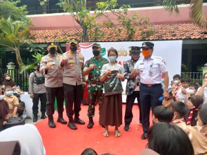 Koramil 02/TB Bersama Polsek Tambora Gelar Vaksinasi TNI-Polri Bagi Siswi SDN Duri Utara