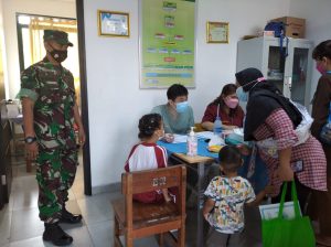 Sukseskan Program Vaksinasi Covid-19, Babinsa Koramil 02/TB Monitoring Giat Vaksinasi di SDN Pagi Tanah Sereal