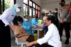 Tinjau Vaksinasi Anak Usia 6-11 Tahun, Presiden Harap Anak Terlindungi Covid-19