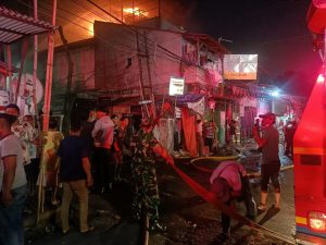 Ruko di Jalan Tambora Raya Kebakaran, Danramil 02/TB Turun Langsung Bantu Evakuasi