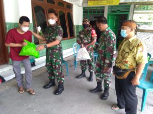 Dandim 0735/Surakarta Beri Bantuan Sosial kepada Anak Yatim di wilayah Kelurahan Nusukan