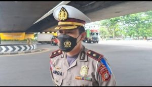 Wujud Kesigapan Polantas Jakarta Barat Ditunjukkan Dengan Membantu Masyarakat Yang Mengalami Kecelakaan